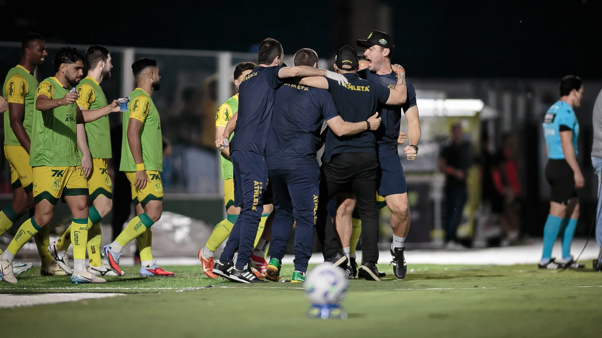 Rafael Guanaes tecnico do Mirassol durante partida contra o Ceara no estadio Jose Maria de Campos Maia pelo campeonato Brasileiro A 2025. Foto: Vinicius Silva/AGIF