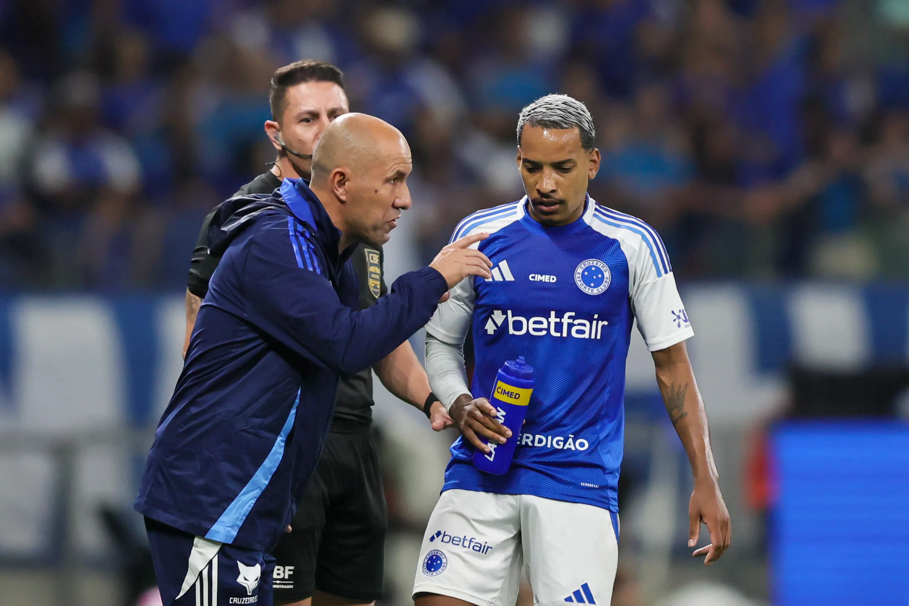 Leonardo Jardim técnico do Cruzeiro conversa com o Jogador Matheus Pereira. Foto: Gilson Lobo/AGIF