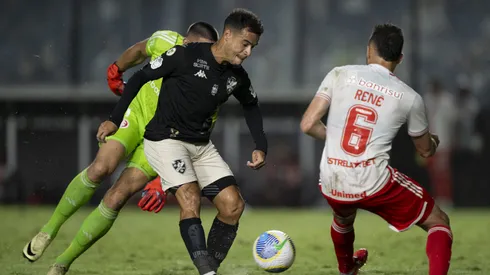 RJ - RIO DE JANEIRO - 21/11/2024 - BRASILEIRO A 2024, VASCO X INTERNACIONAL - Philippe Coutinho jogador do Vasco durante partida contra o Internacional no estadio Sao Januario pelo campeonato Brasileiro A 2024. Foto: Jorge Rodrigues/AGIF
