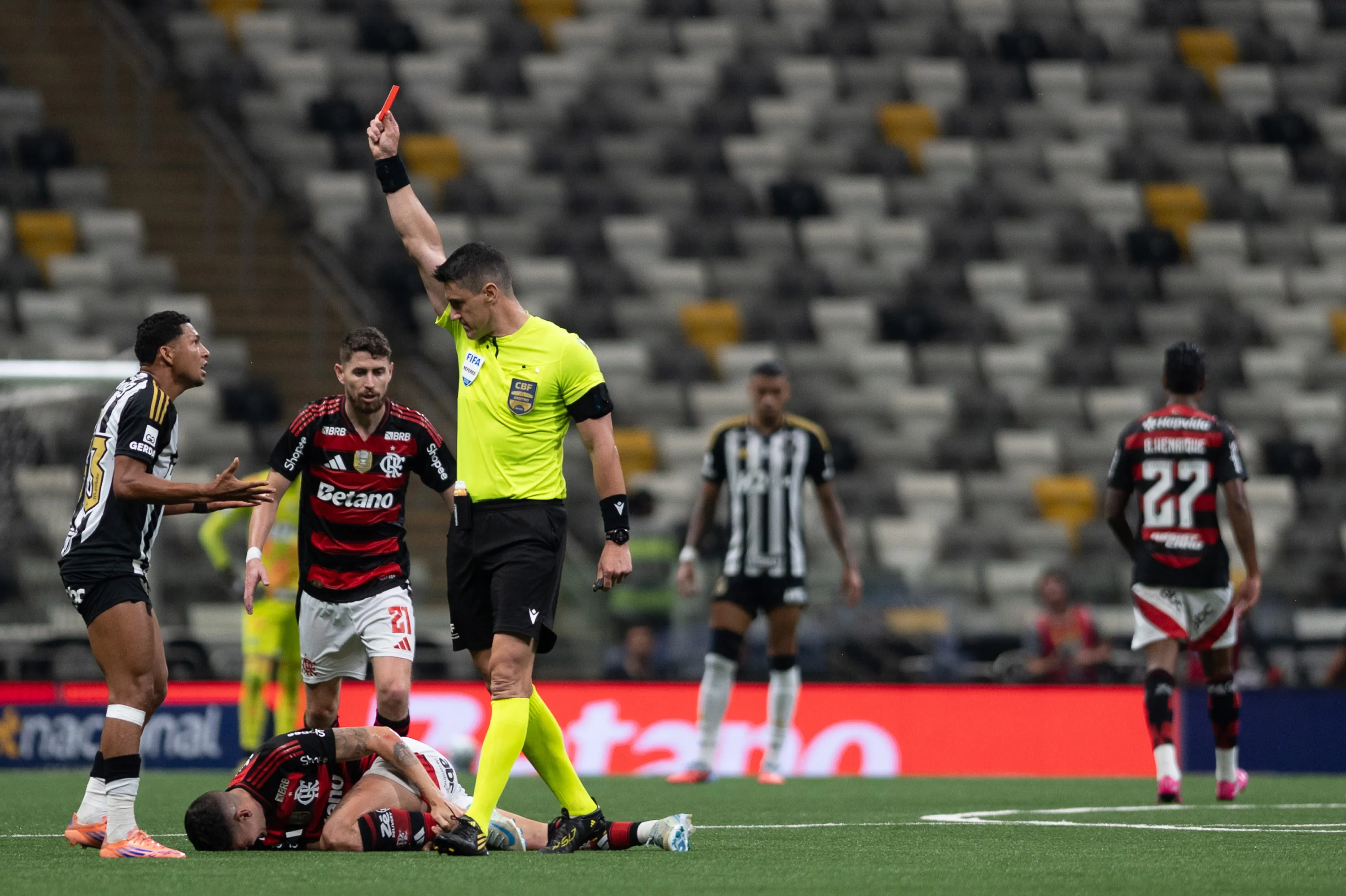 Rony foi expulso durante partida contra o Flamengo. Foto: Gilson Lobo/AGIF