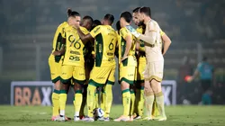 Jogadores do Mirassol durante entrada em campo para partida contra o Ceará - Foto: Vinicius Silva/AGIF