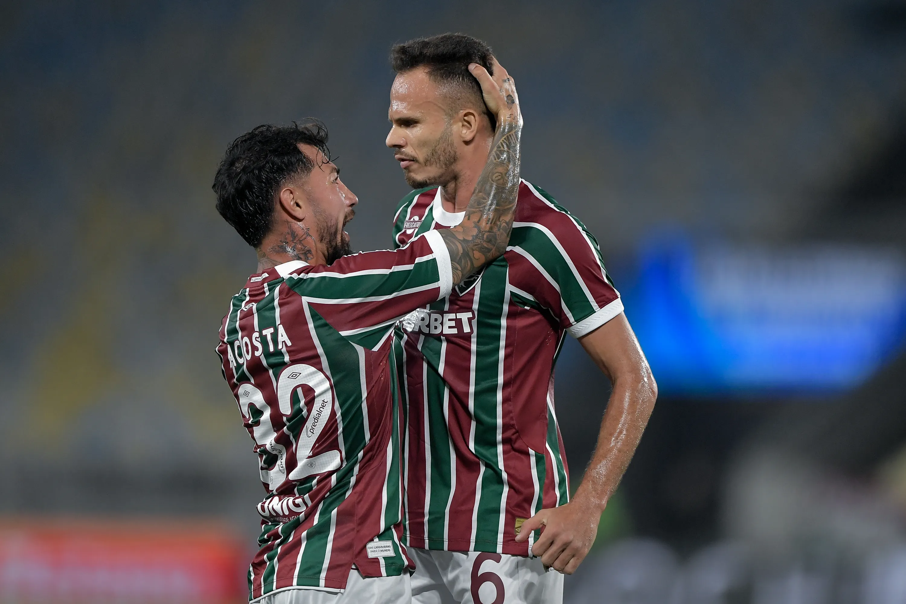 Renê volta à titularidade na lateral esquerda após cumprir suspensão automática contra o Palmeiras – Foto: Thiago Ribeiro/AGIF