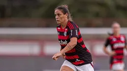 Gláucia com a camisa rubro-negra. Foto: Paula Reis/CRF