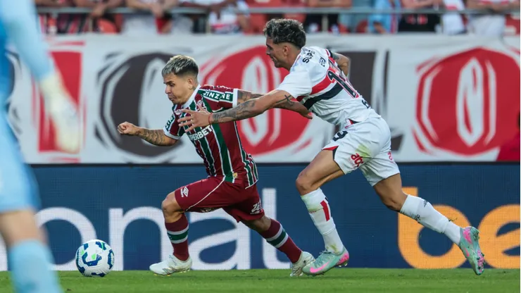 Enzo jogador do São Paulo disputa lance com Soteldo jogador do Fluminense - Foto: Marcello Zambrana/AGIF