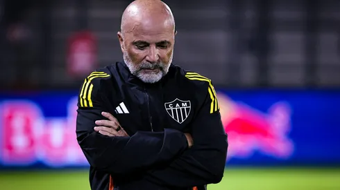 Jorge Sampaoli, técnico do Atlético-MG, durante partida contra o Bragantino no estadio Cicero De Souza Marques pelo campeonato Brasileiro A 2025. Foto: Fabio Giannelli/AGIF