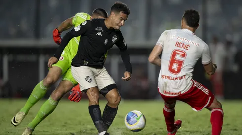 Vasco perdeu para o Internacional no último jogo em São Januário. Foto: Jorge Rodrigues/AGIF