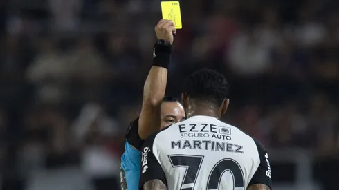 José Martínez, jogador do Corinthians, recebe cartão amarelo do árbitro durante partida contra o Bragantino no estádio Cícero De Souza Marques pelo campeonato Brasileiro A 2025. Foto: Anderson Romão/AGIF