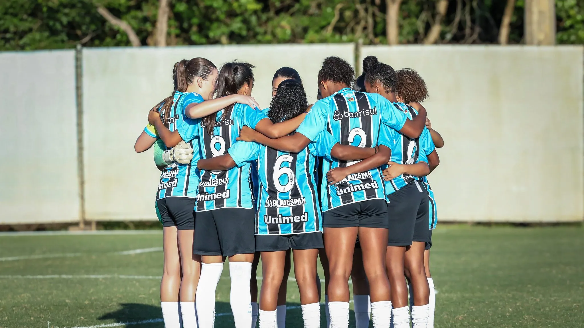 Elenco feminino sub-17 do Grêmio em final do Gaúcho Feminino