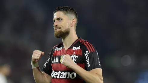 — Jorginho comemorando gol com a camisa do Flamengo