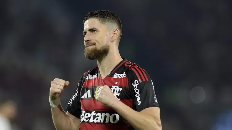 — Jorginho comemorando gol com a camisa do Flamengo