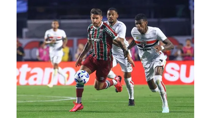 Arboleda, zagueiro do São Paulo, disputa a bola com um jogador do Fluminense durante partida válida pelo Campeonato Brasileiro Série A 2025, no Estádio do Morumbi, em São Paulo (SP) | Crédito: Alamy Live News