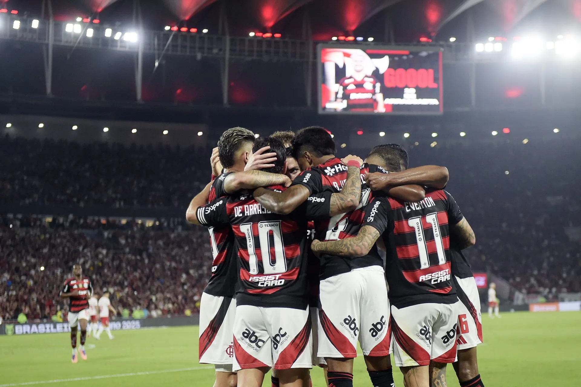 Arrascaeta jogador do Flamengo comemora seu gol durante partida contra o Bragantino no estadio Maracana pelo campeonato Brasileiro A 2025. Foto: Alexandre Loureiro/AGIF
