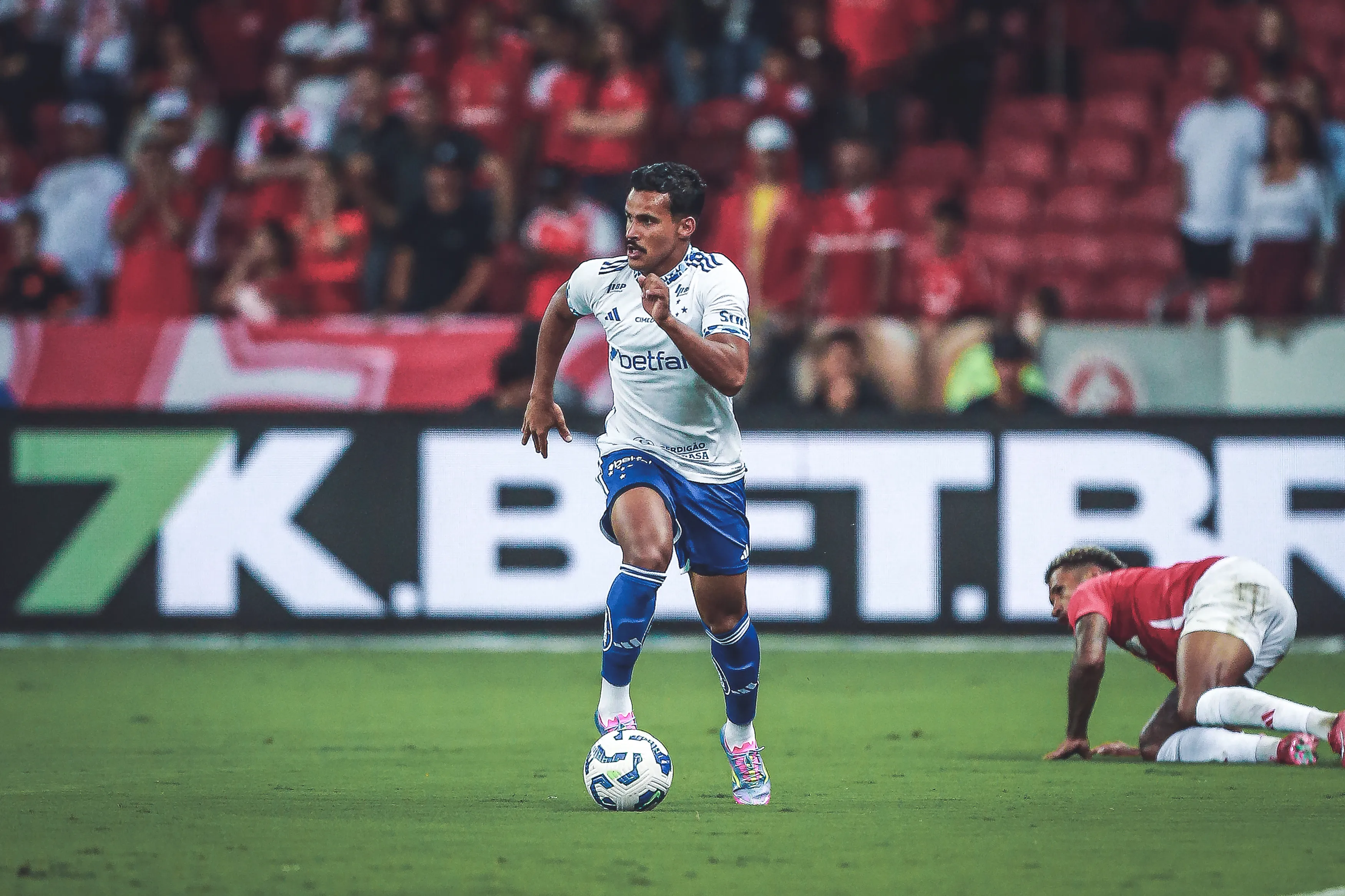 Kaiki conduzindo a bola durante o jogo contra o Internacional pelo Brasileirão 2025. Foto: Giancarlo Santorum/AGIF