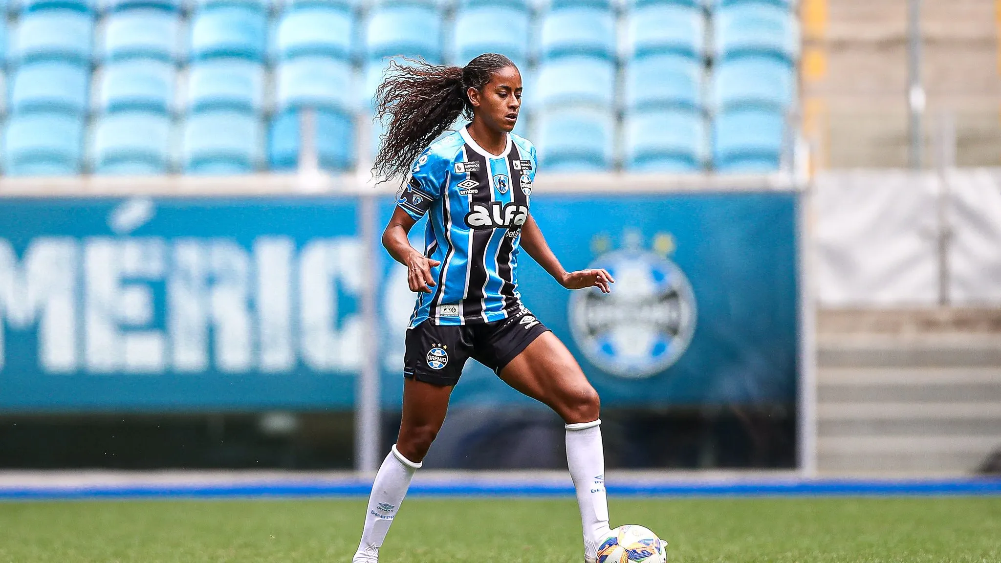 Tayla, zagueira do Grêmio, em campo