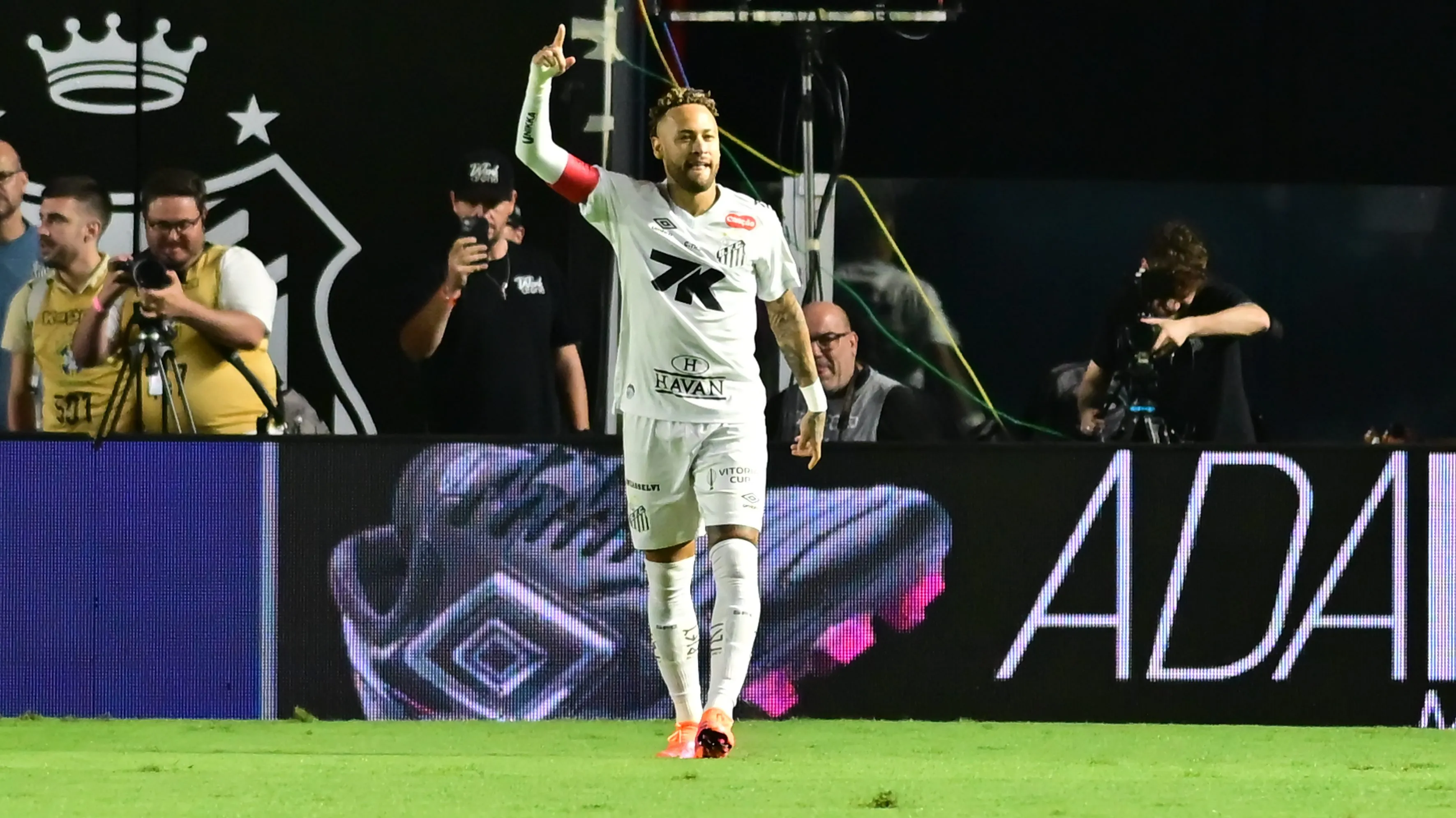 SP – SANTOS – 19/11/2025 – BRASILEIRO A 2025, SANTOS X MIRASSOL – Neymar Jr. jogador do Santos comemora seu gol durante partida contra o Mirassol no estadio Vila Belmiro pelo campeonato Brasileiro A 2025.  Foto: Jota Erre/AGIF
