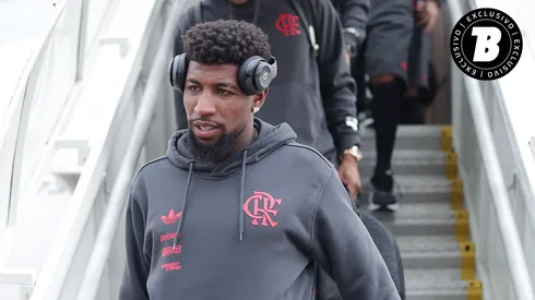 Emerson Royal durante viagem para o próximo compromisso do Flamengo - Foto: Gilvan de Souza / Flamengo