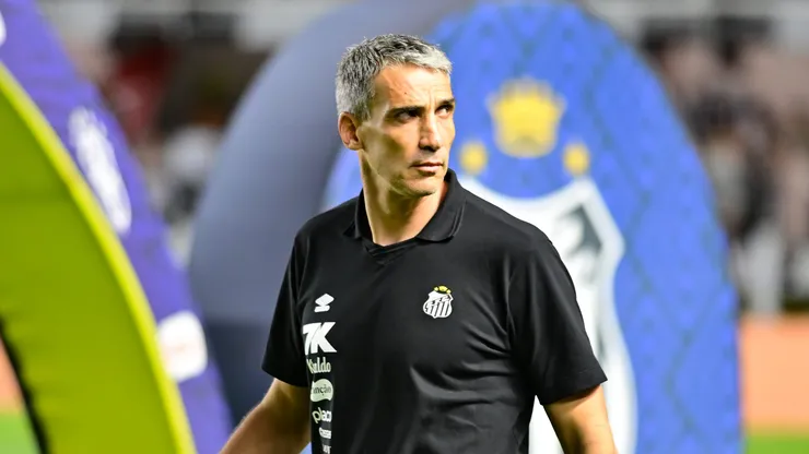 SP - SANTOS - 19/11/2025 - BRASILEIRO A 2025, SANTOS X MIRASSOL - Juan Pablo Vojvoda tecnico do Santos durante partida contra o Mirassol no estadio Vila Belmiro pelo campeonato Brasileiro A 2025. Foto: Jota Erre/AGIF