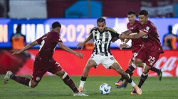 Alexsander (C) entre dois adversários na final da Sul-Americana