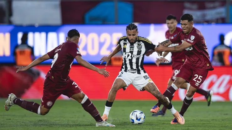 Alexsander (C) entre dois adversários na final da Sul-Americana