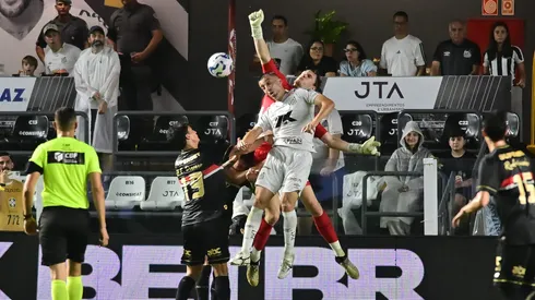 SP - SANTOS - 21/09/2025 - BRASILEIRO A 2025, SANTOS X SAO PAULO - Young goleiro do Sao Paulo durante partida contra o Santos no estadio Vila Belmiro pelo campeonato Brasileiro A 2025. Foto: Jota Erre/AGIF