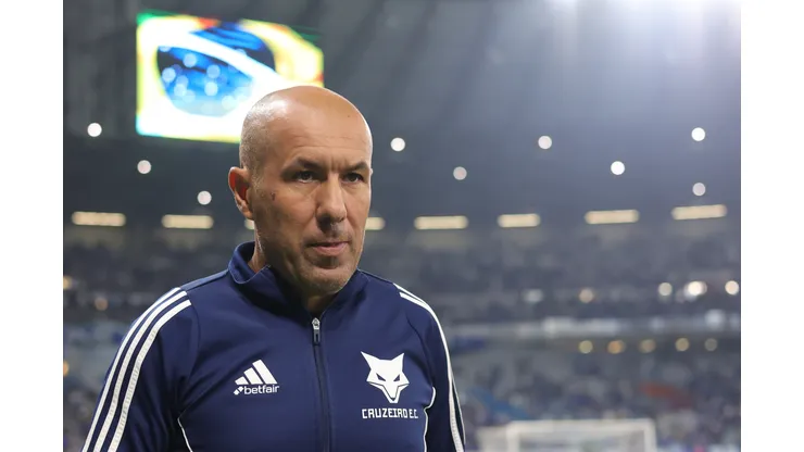 MG - BELO HORIZONTE - 23/11/2025 - BRASILEIRO A 2025, CRUZEIRO X CORINTHIANS - Leonardo Jardim tecnico do Cruzeiro durante partida contra o Corinthians no estadio Mineirao pelo campeonato Brasileiro A 2025. Foto: Gilson Lobo/AGIF