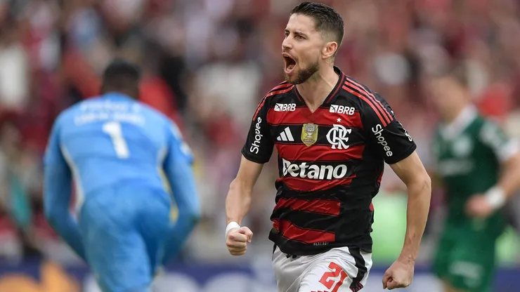 RJ - RIO DE JANEIRO - 19/10/2025 - BRASILEIRO A 2025, FLAMENGO X PALMEIRAS - Jorginho jogador do Flamengo comemora seu gol durante partida contra o Palmeiras no estadio Maracana pelo campeonato Brasileiro A 2025. Foto: Thiago Ribeiro/AGIF