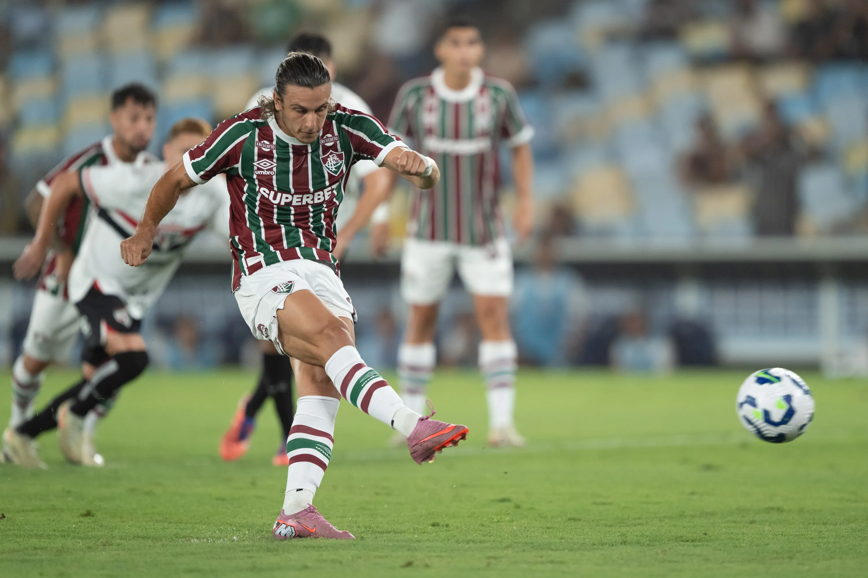 Canobbio, jogador do Fluminense, cobra penalti durante partida contra o Sao Paulo no estadio Maracana pelo campeonato Brasileiro A 2025. Foto: Jorge Rodrigues/AGIF