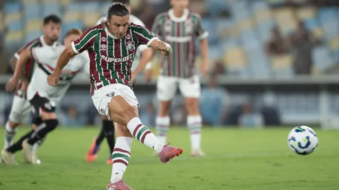 RJ - RIO DE JANEIRO - 27/11/2025 - BRASILEIRO A 2025, FLUMINENSE X SAO PAULO - Canobbio jogador do Fluminense cobra penalti durante partida contra o Sao Paulo no estadio Maracana pelo campeonato Brasileiro A 2025. Foto: Jorge Rodrigues/AGIF