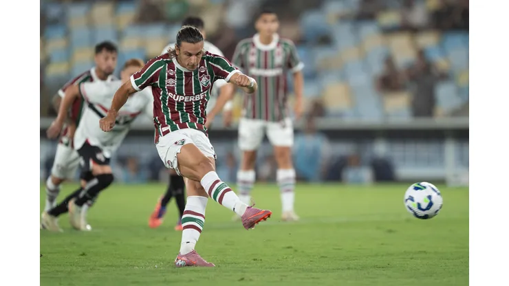 RJ - RIO DE JANEIRO - 27/11/2025 - BRASILEIRO A 2025, FLUMINENSE X SAO PAULO - Canobbio jogador do Fluminense cobra penalti durante partida contra o Sao Paulo no estadio Maracana pelo campeonato Brasileiro A 2025. Foto: Jorge Rodrigues/AGIF