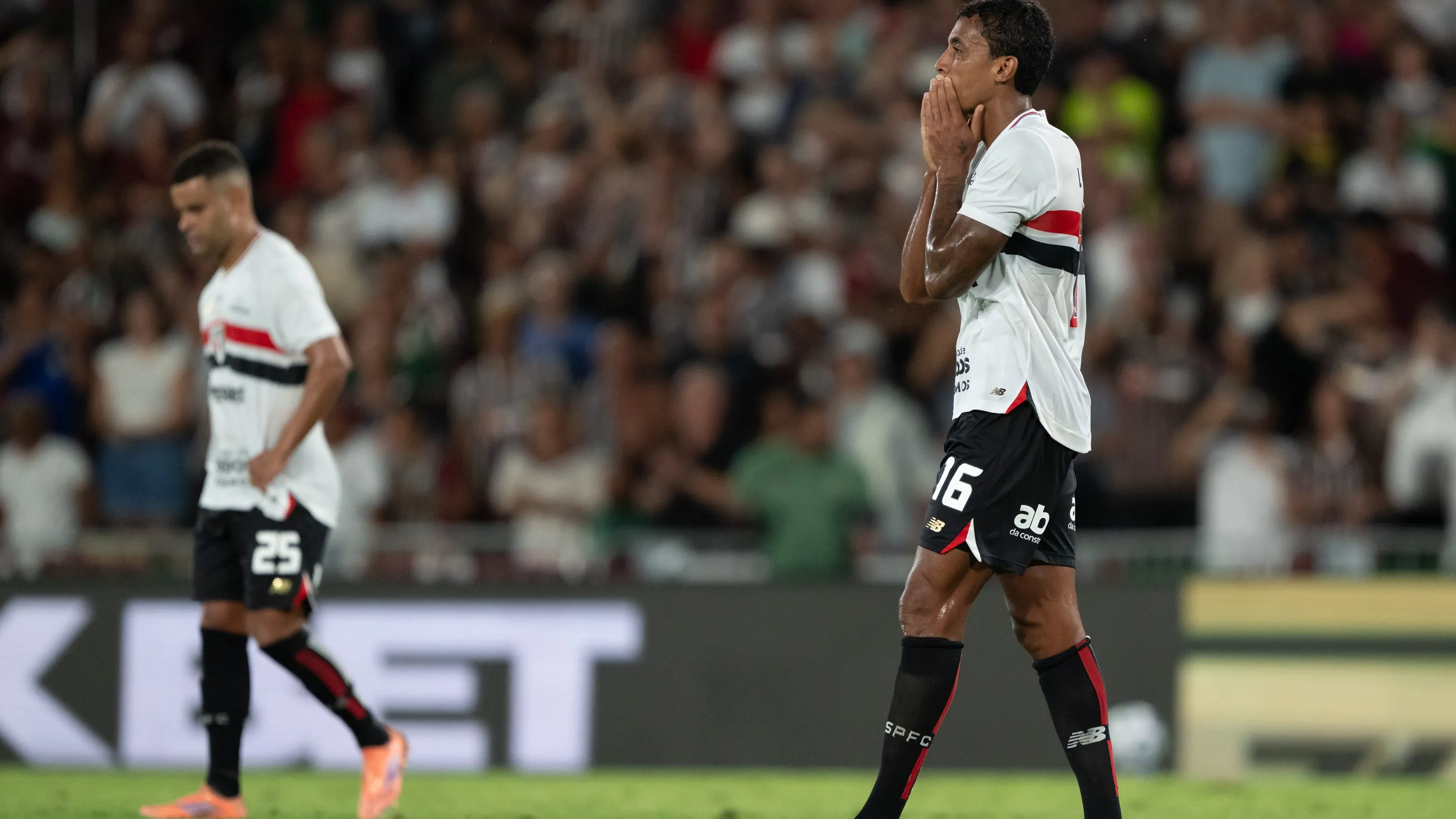 Luiz Gustavo, jogador do São Paulo, lamenta durante partida contra o Fluminense no estadio Maracana pelo campeonato Brasileiro A 2025. Foto: Jorge Rodrigues/AGIF