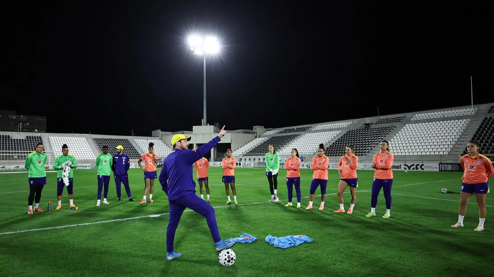 Treinador Arthur Elias comanda treino da Seleção Feminina