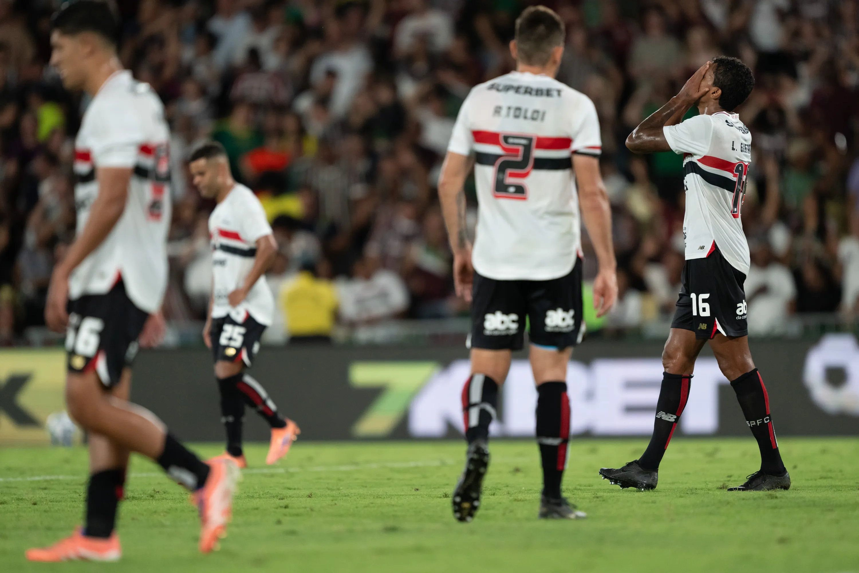 Luiz Gustavo jogador do Sao Paulo lamenta durante partida contra o Fluminense no estadio Maracana pelo campeonato Brasileiro A 2025. Foto: Jorge Rodrigues/AGIF