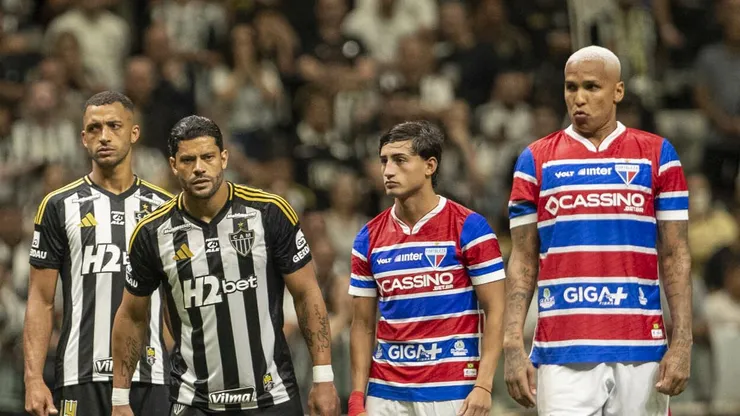 Jogadores de Galo e Fortaleza durante o jogo na Arena MRV