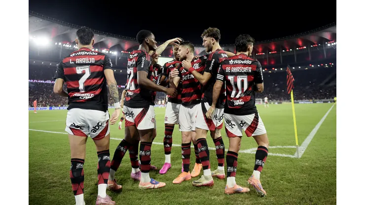 RJ - RIO DE JANEIRO - 22/11/2025 - BRASILEIRO A 2025, FLAMENGO X BRAGANTINO - Jorginho jogador do Flamengo comemora seu gol com jogadores do seu time durante partida contra o Bragantino no estadio Maracana pelo campeonato Brasileiro A 2025. Foto: Alexandre Loureiro/AGIF