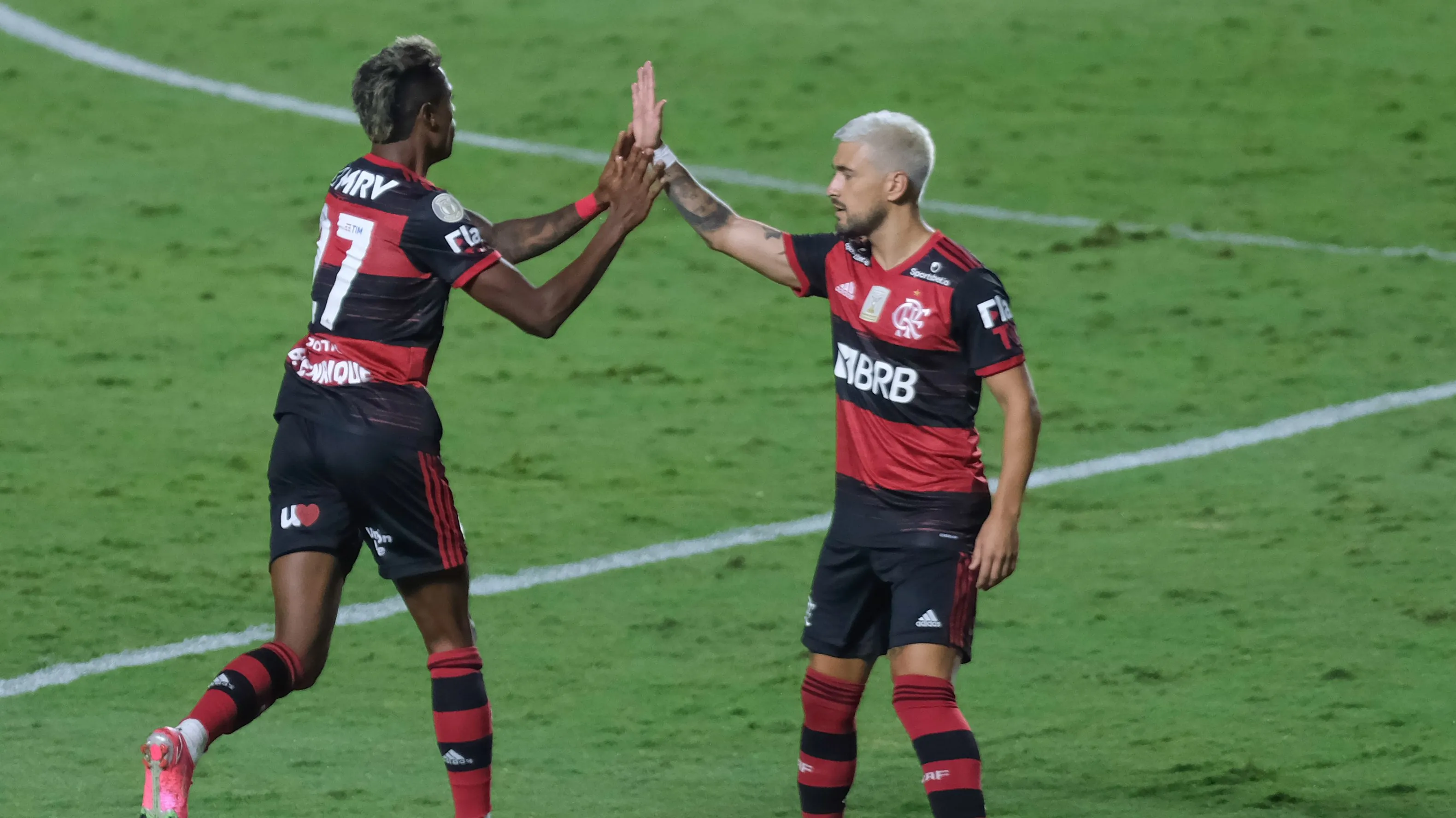 Arrascaeta e Bruno Henrique no Flamengo. Foto: Marcello Zambrana/AGIF