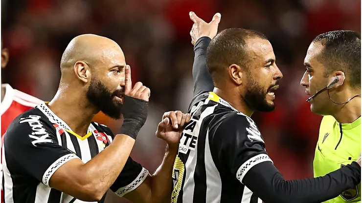 Thaciano ao lado de Mayke em jogo contra o Inter.