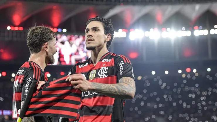 RJ - RIO DE JANEIRO - 25/08/2025 - BRASILEIRO A 2025, FLAMENGO X VITORIA - Pedro jogador do Flamengo comemora seu gol durante partida contra o Vitoria no estadio Maracana pelo campeonato Brasileiro A 2025. Foto: Thiago Ribeiro/AGIF