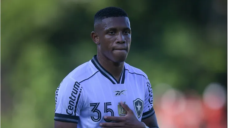Danilo durante partida pelo Botafogo válida pelo Brasileirão