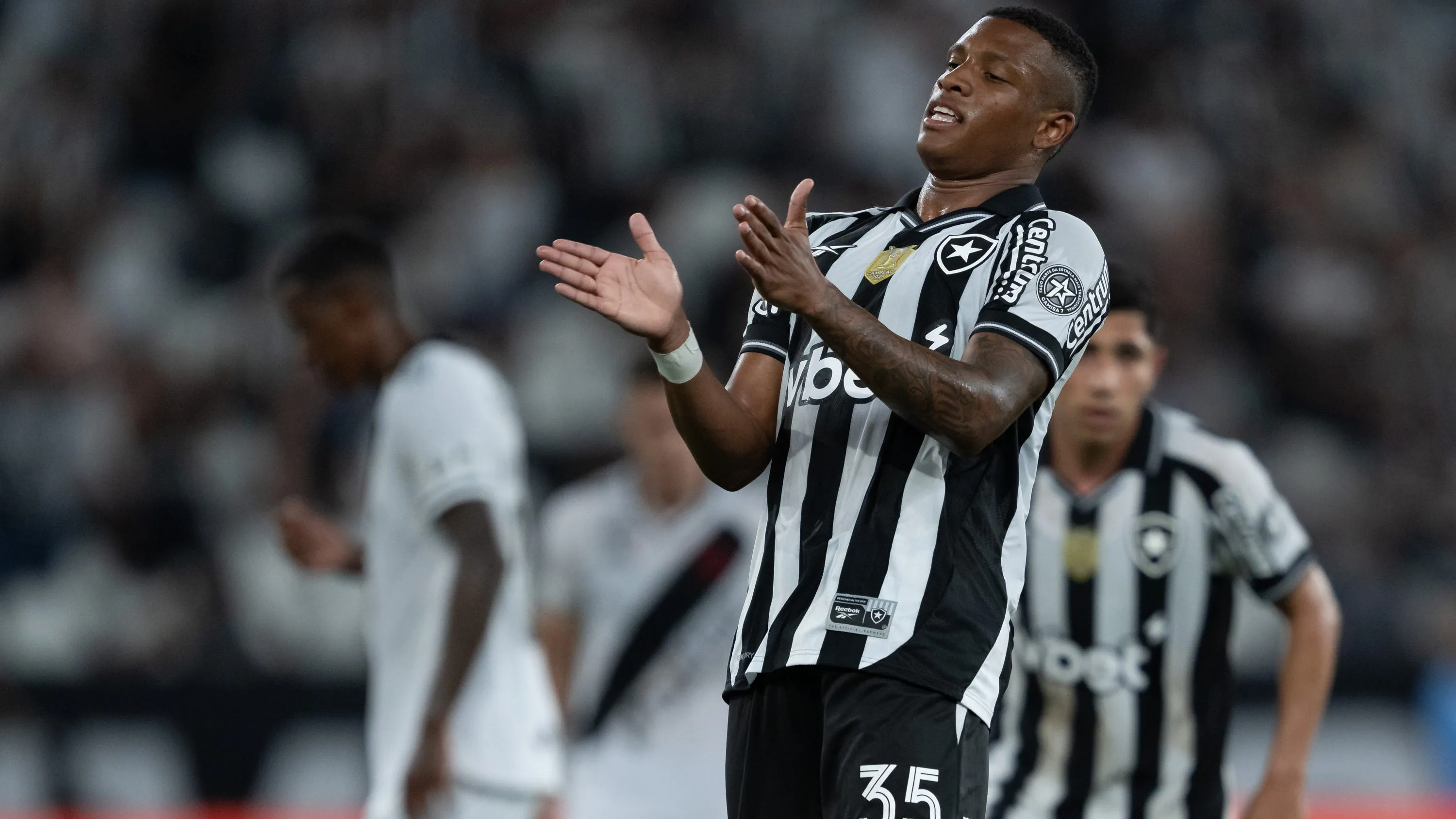 Danilo durante partida pelo Botafogo – Foto: Jorge Rodrigues/AGIF