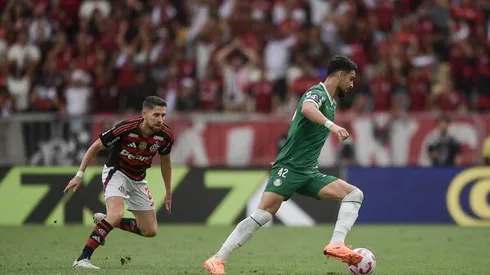 O atacante Flaco López, do Palmeiras, é flagrado em ação durante o clássico contra o Flamengo, disputado no Estádio do Maracanã | Crédito: Alamy Live News