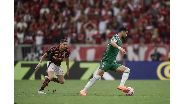 O atacante Flaco López, do Palmeiras, é flagrado em ação durante o clássico contra o Flamengo, disputado no Estádio do Maracanã | Crédito: Alamy Live News
