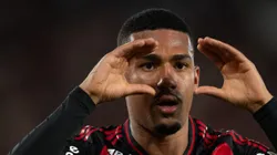 Samuel Lino comemorando gol pela Libertadores.