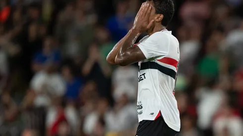 RJ - RIO DE JANEIRO - 27/11/2025 - BRASILEIRO A 2025, FLUMINENSE X SAO PAULO - Luiz Gustavo jogador do Sao Paulo lamenta durante partida contra o Fluminense no estadio Maracana pelo campeonato Brasileiro A 2025. Foto: Jorge Rodrigues/AGIF