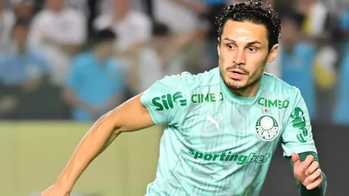 SP - SANTOS - 15/11/2025 - BRASILEIRO A 2025, SANTOS X PALMEIRAS - Raphael Veiga jogador do Palmeiras durante aquecimento antes da partida contra o Santos no estadio Vila Belmiro pelo campeonato Brasileiro A 2025. Foto: Jota Erre/AGIF