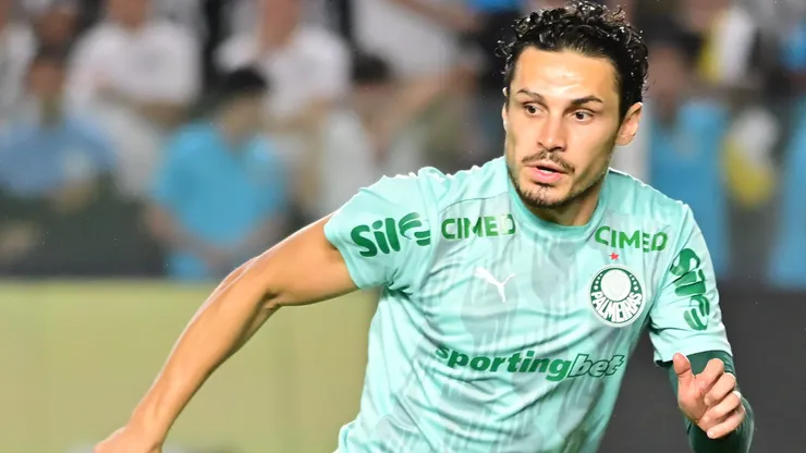 SP - SANTOS - 15/11/2025 - BRASILEIRO A 2025, SANTOS X PALMEIRAS - Raphael Veiga jogador do Palmeiras durante aquecimento antes da partida contra o Santos no estadio Vila Belmiro pelo campeonato Brasileiro A 2025. Foto: Jota Erre/AGIF