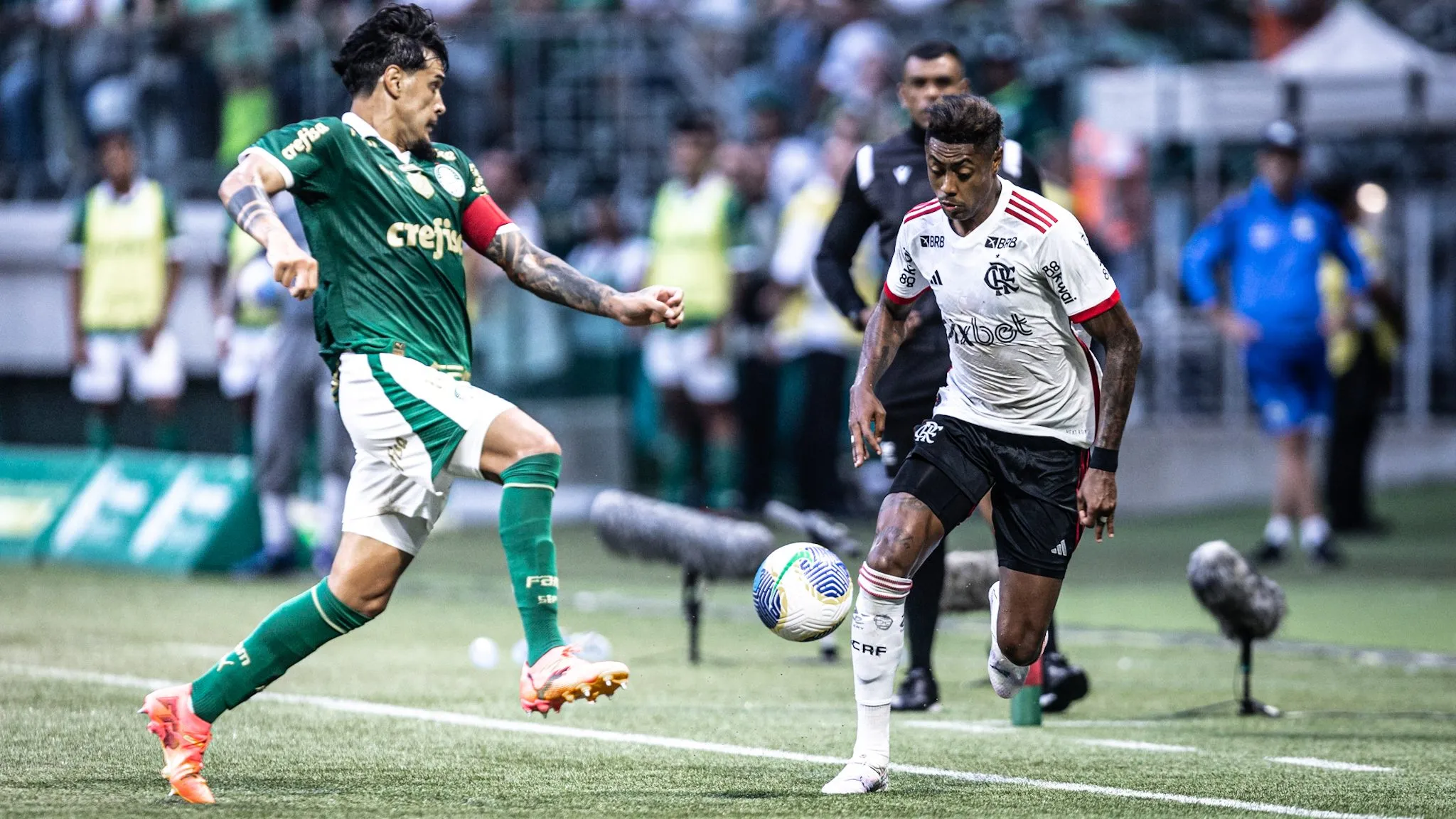 Gustavo Gomez jogador do Palmeiras disputa lance com Bruno Henrique jogador do Flamengo durante partida no estadio Arena Allianz Parque pelo campeonato Brasileiro A 2024. Foto: Leonardo Lima/AGIF