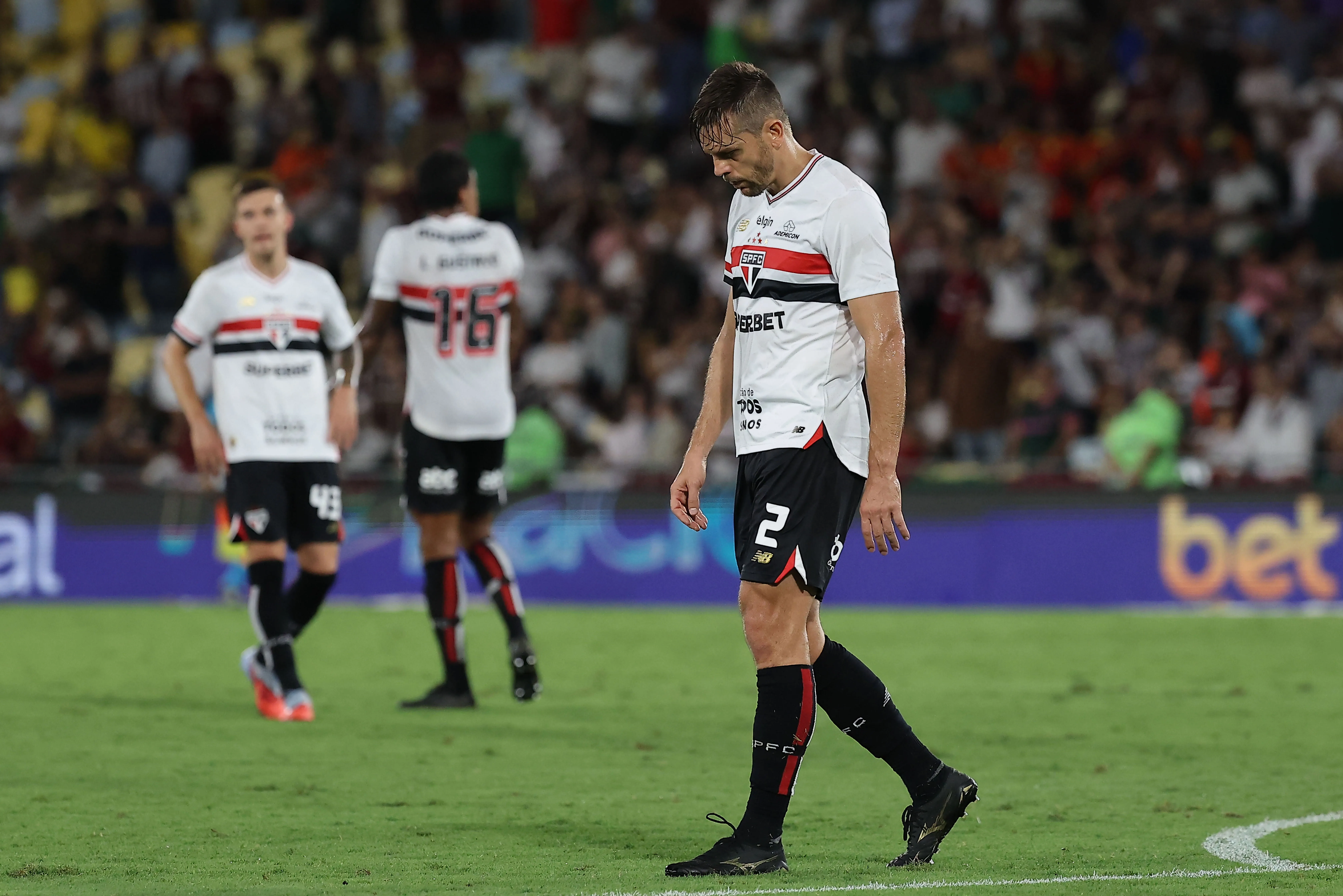 Jogadores do São Paulo lamentam a goleada sofrida. Foto: Wagner Meier/Getty Images