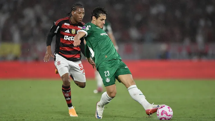 RJ - RIO DE JANEIRO - 19/10/2025 - BRASILEIRO A 2025, FLAMENGO X PALMEIRAS - Raphael Veiga jogador do Palmeiras durante partida contra o Flamengo no estadio Maracana pelo campeonato Brasileiro A 2025. Foto: Thiago Ribeiro/AGIF