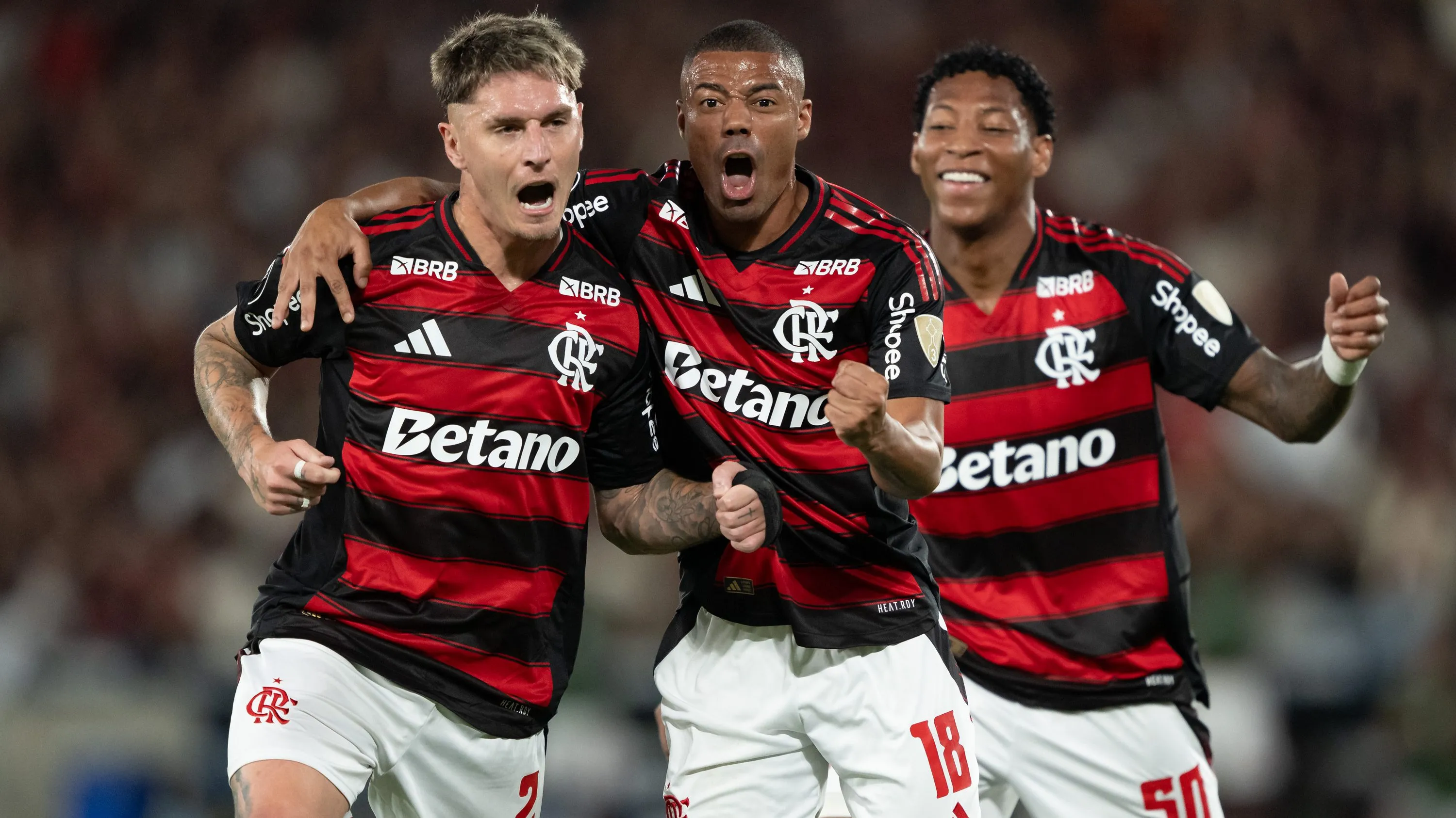 RJ – RIO DE JANEIRO – 18/09/2025 – COPA LIBERTADORES 2025, FLAMENGO X ESTUDIANTES – Varela jogador do Flamengo comemora seu gol com De la Cruz jogador da sua equipe durante partida contra o Estudiantes no estadio Maracana pelo campeonato Copa Libertadores 2025. Foto: Jorge Rodrigues/AGIF