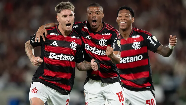RJ - RIO DE JANEIRO - 18/09/2025 - COPA LIBERTADORES 2025, FLAMENGO X ESTUDIANTES - Varela jogador do Flamengo comemora seu gol com De la Cruz jogador da sua equipe durante partida contra o Estudiantes no estadio Maracana pelo campeonato Copa Libertadores 2025. Foto: Jorge Rodrigues/AGIF